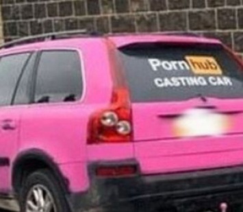 В Англии машины с логотипом PornHub припарковались под окнами начальной школы. Фото курьеза