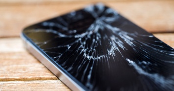 Попрощайтесь с разбитыми экранами телефонов: ученые изобрели небьющееся стекло