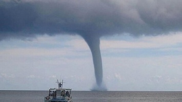 Во Франции пронесся гигантский водный смерч (видео)