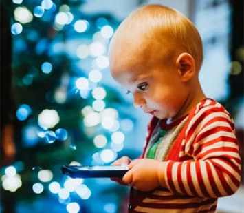 Психиатр перечислил признаки зависимости ребенка от смартфона