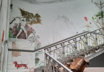 С росписью и тайными знаками: как выглядит парадная дома в Одессе, где жила Кира Муратова