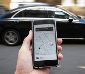 Засмотрелся в навигатор: водитель Uber устроил нелепую аварию на трассе под Киевом
