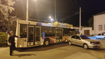 В Кривом Роге, из-за "героя парковки", пассажиры толкали троллейбус