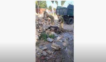 Морпехи 198-го учебного центра ВМСУ в Николаеве грузят строительный мусор вместо учебы (ВИДЕО)
