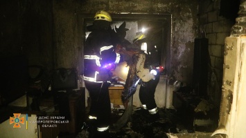 В Днепропетровской области горел 3-этажный дом: из огня и дыма спасли 9 человек