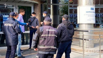 Нападение на СМИ - в кабинете шефа «Укрэксимбанка» стерли записи расследования