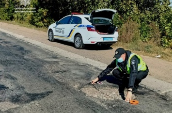 Николаевские патрульные измеряют ямы на дорогах