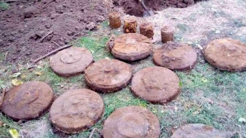Под Энергодаром в огороде откопали десятки опасных боеприпасов