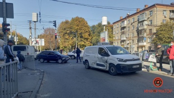 В Днепре на Титова столкнулись Citroen и «Таврия»: видео момента ДТП