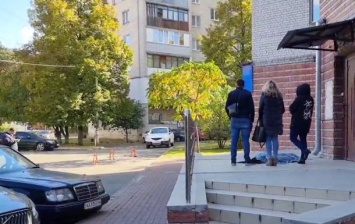 В Киеве школьница выбросилась с 10 этажа