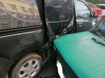 В Мариуполе напротив здания горсовета столкнулись два автомобиля, - ФОТО