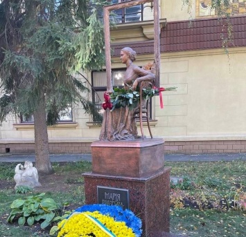 В Харькове открыли памятник художнице Марии Раевской-Ивановой