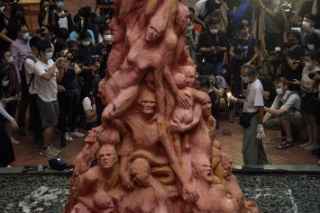 Университет Гонконга демонтирует скульптуру в память о подавлении протеста в Пекине