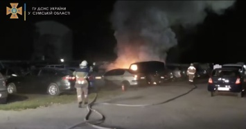 В Сумах на парковке сгорело 7 автомобилей