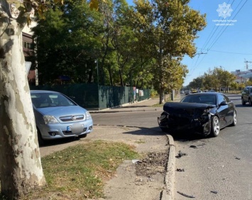 Не уступила дорогу: на Грушевского столкнулись BMW и Opel