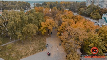 Хрустящий ковер под ногами: как в Днепре выглядит осенний бульвар Славы