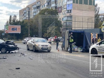 В Кривом Роге в результате аварии упал на бок грузовик