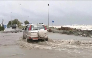 В Греции шторм превратил улицы в реки грязи