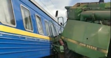 Поезд Бахмут - Львов протаранил комбайн, поврежено шесть вагонов (ФОТО)