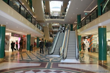 В Латвии непривитым от COVID-19 временно запретили посещать торговые центры и многие магазины