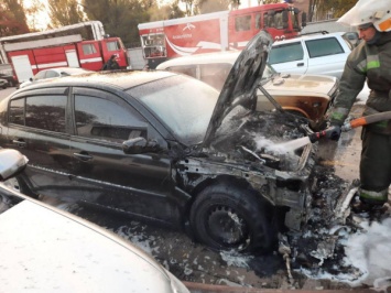 В Кривом Роге на автостоянке загорелся автомобиль. Огонь повредил еще пять стоявших рядом машин