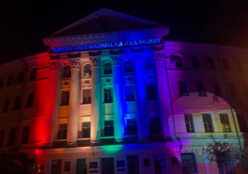 Разукрасили: киевские здания на Подоле и в центре подсветили радужным цветом