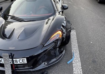 Хвастался нарушениями: в Киеве любитель быстрой езды разбил суперкар McLaren