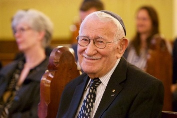 Выживший в Холокост Эдди Джаку умер в 101 год