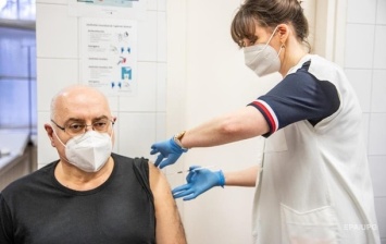 В Литве будут платить €100 пожилым людям за вакцинацию