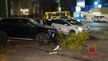 В Днепре на перекресте Калиновой и Путиловской Mitsubishi спровоцировал погоню и врезался в Renault на парковке