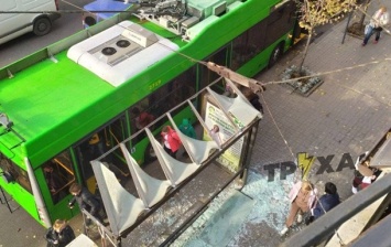 В Харькове троллейбус протаранил остановку