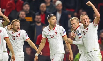 Албанские фанаты закидали бутылками игроков сборной Польши