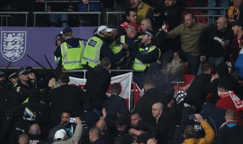 Венгерские болельщики устроили потасовку с полицией на матче с Англией