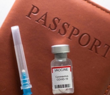 Липовая вакцинация: купить фальшивый COVID-сертификат в Украине слишком легко, но за это могут наказать