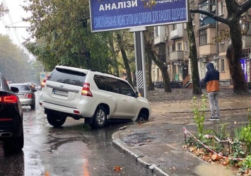 ЧП на Сегедской: машина попала в яму сразу после ремонта дороги