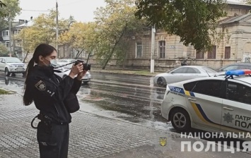 В Одессе иностранец на остановке изрезал девушку и мужчину