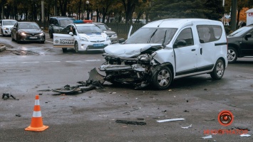 В Днепре на Яворницкого столкнулись Renault и Skoda: видео момента