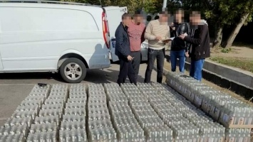 Жители Кривого Рога разливали и продавали "паленую" водку под видом известных брендов