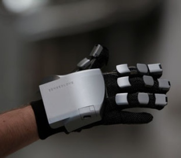 Новая смарт-перчатка приносит осязание в виртуальную реальность