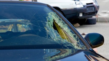 В Кривом Роге на заправке мужчина разбил стекло такси, украл документы и деньги