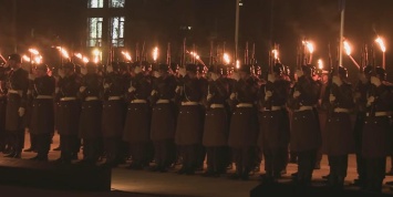 "Возрождение старых военных традиций": немецкие солдаты провели факельное шествие перед бундестагом