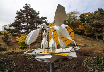 Чтобы защитить птиц: в одесском парке открыли скульптуру семейства аистов