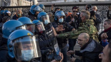 Италию накрыли протесты из-за обязательных COVID-сертификатов