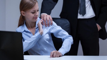 Как распознать сексуальное насилие и домогательства на работе