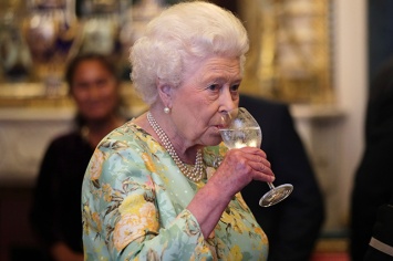 Врачи рекомендовали британской королеве отказаться от вечернего коктейля