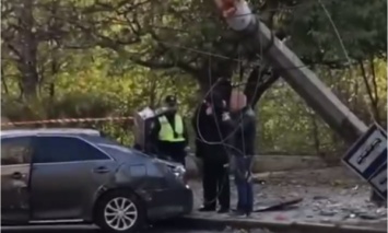 Беспечный ездок: автомобилист сбил столб на улице Перекопской в Херсоне