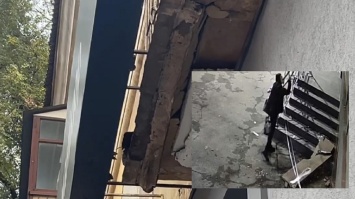 В Кривом Роге по «красной линии» упала плита с балкона