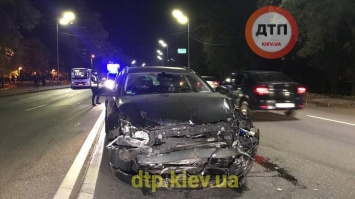 В Киеве авто на скорости врезалось в маршрутку с людьми (фото, видео)