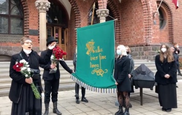 В Латвии провели похороны свободы латвийского искусства (ВИДЕО)