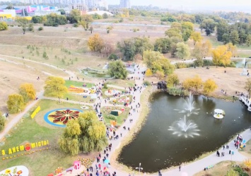 Полюбуйтесь: как выглядят цветочные локации в Запорожье с высоты (видео)
